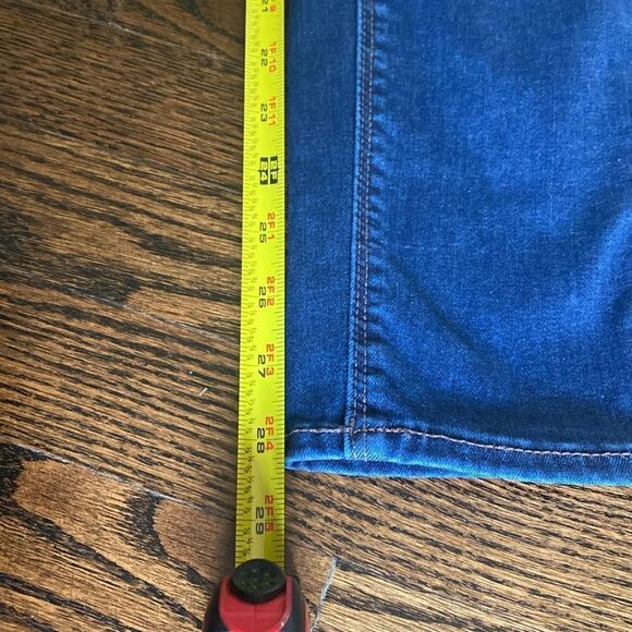 Old navy maternity jeans - Picture 4 of 8